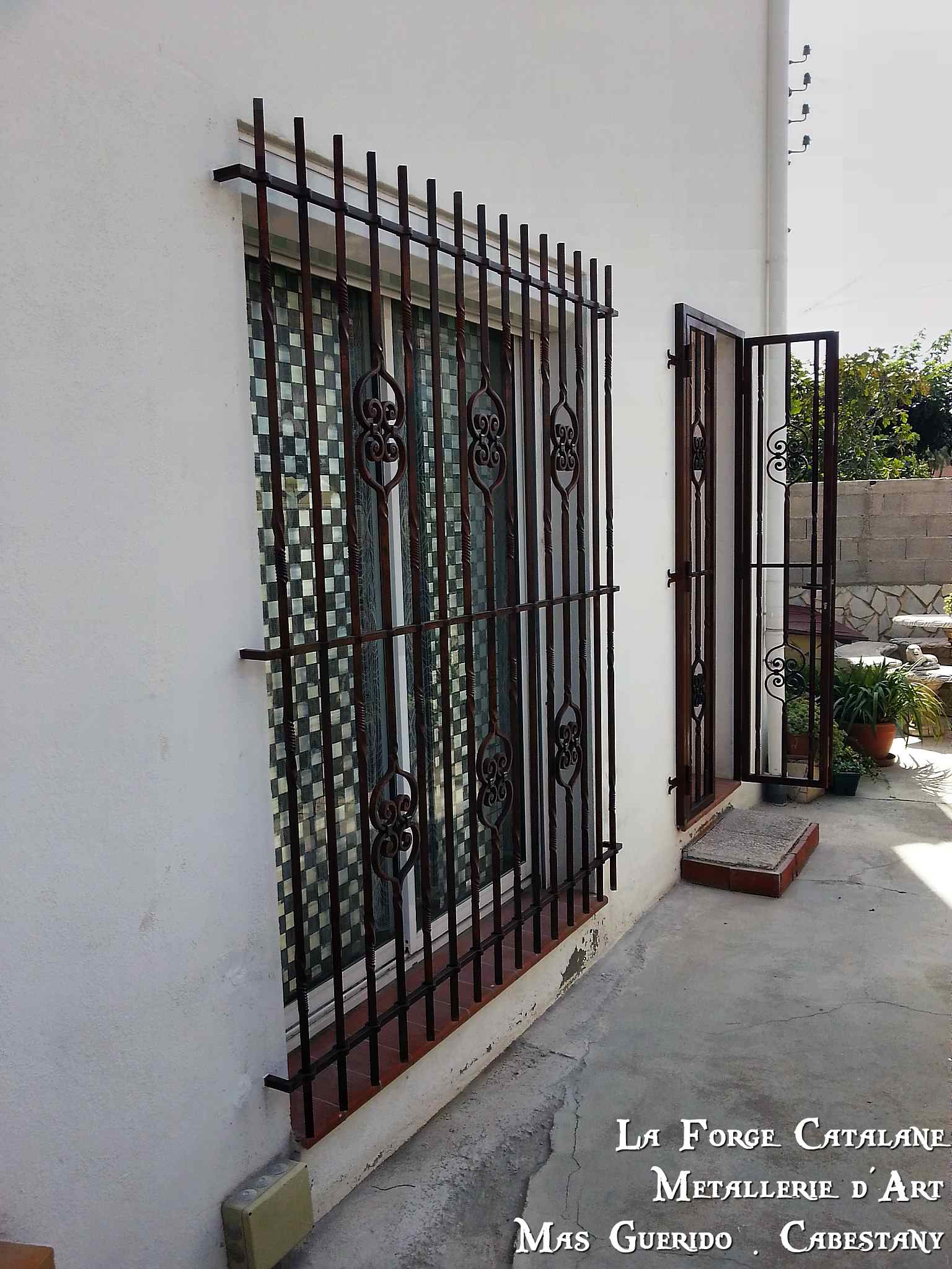 grille fixe securite protection trous renflé torsade volute fer Forge Catalane Cabestany.jpg